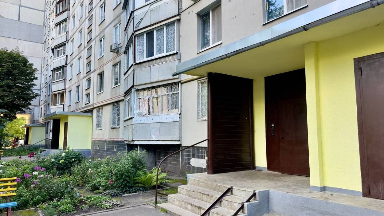 На Салтовском шоссе ремонтируют поврежденный обстрелами дом (фото)
