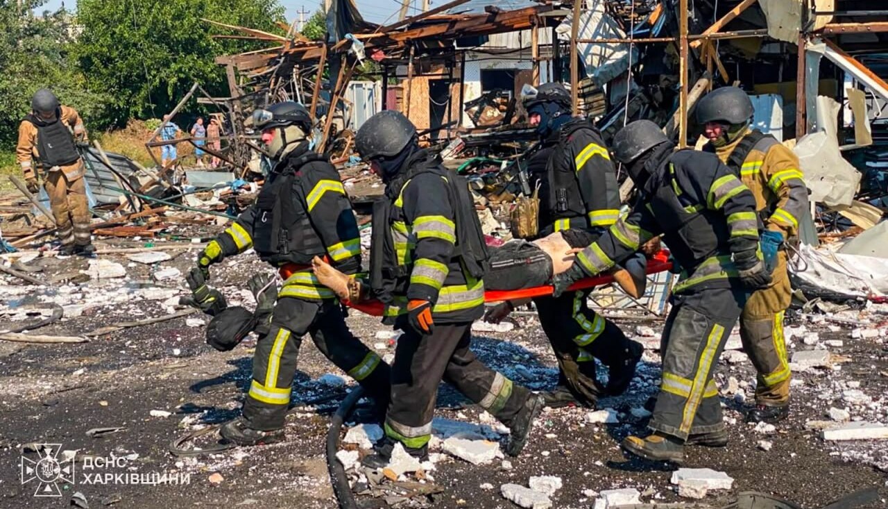 Ракетный удар по Печенегам: "Бандероли" прилетели в центр поселка, 10 погибших (фото последствий)