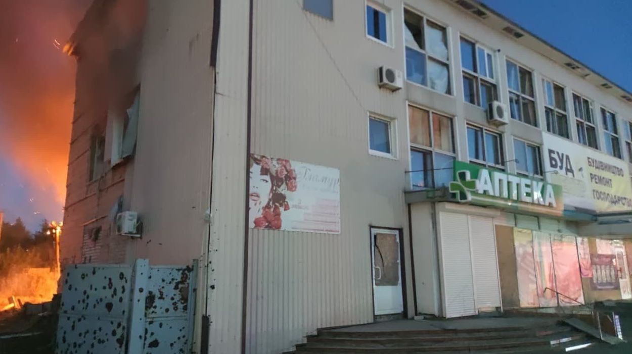 Удар БПЛА по пригороду Харькова: горели аптека, банк и магазин