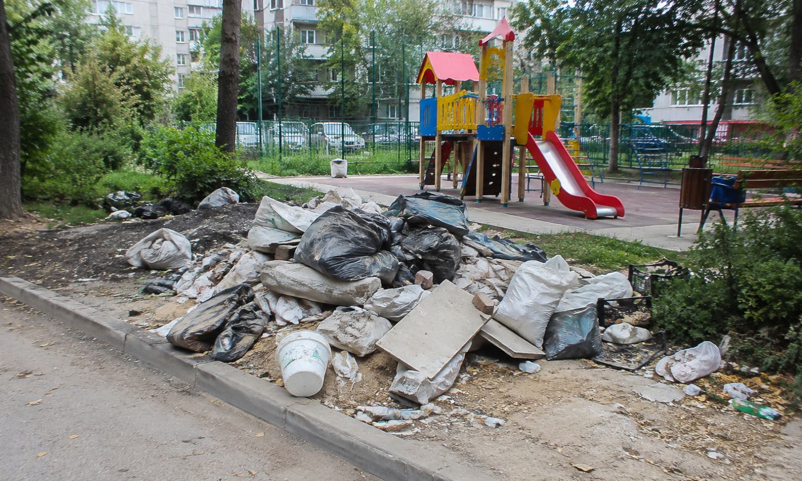 Харьковчанин устроил свалку у детской площадки