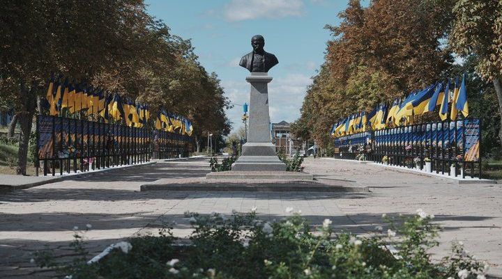 В Изюме открыли Аллею Славы: увековечена память 162 погибших военных