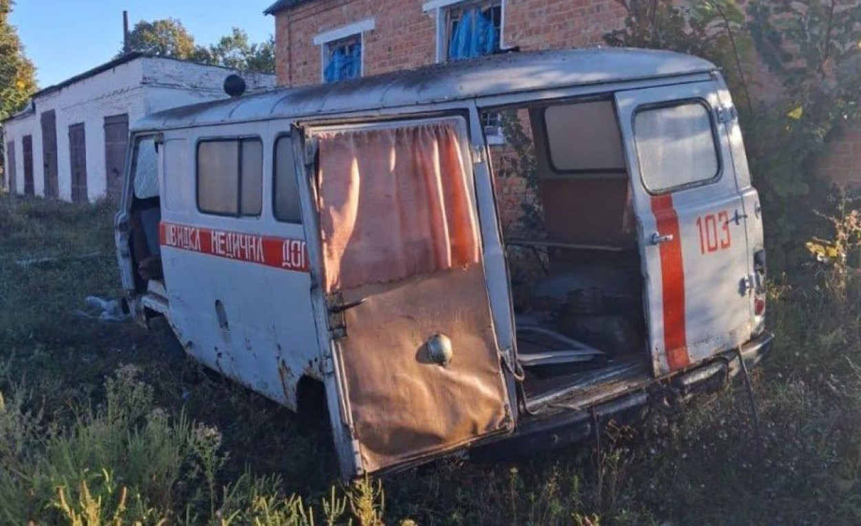 Россияне обстреляли машину скорой помощи в Харьковской области