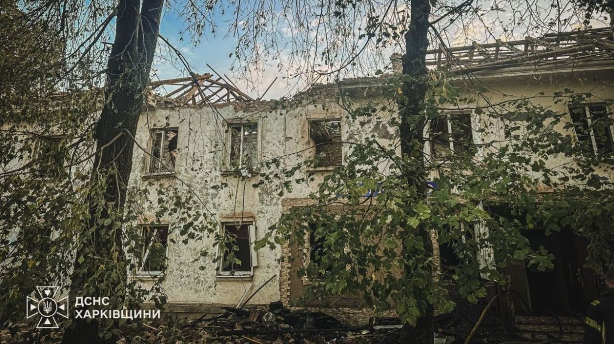 Россияне ударили по многоквартирному дому в Лозовой: возник крупный пожар (фото)