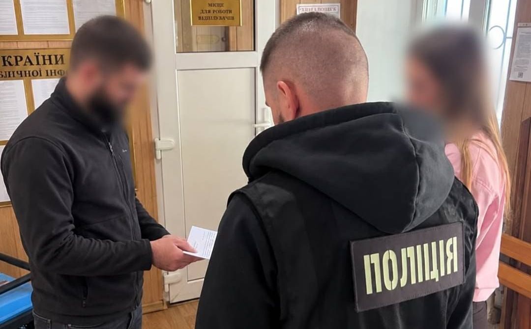 Харьковчанин купил удостоверение полицейского в интернете и попался при проверке документов