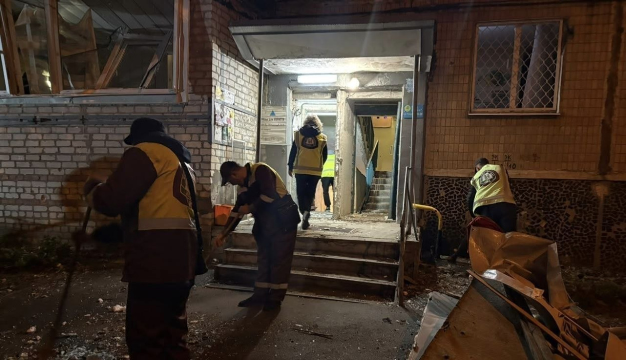 В Салтовском районе Харькова коммунальщики убирают после прилета в многоэтажку