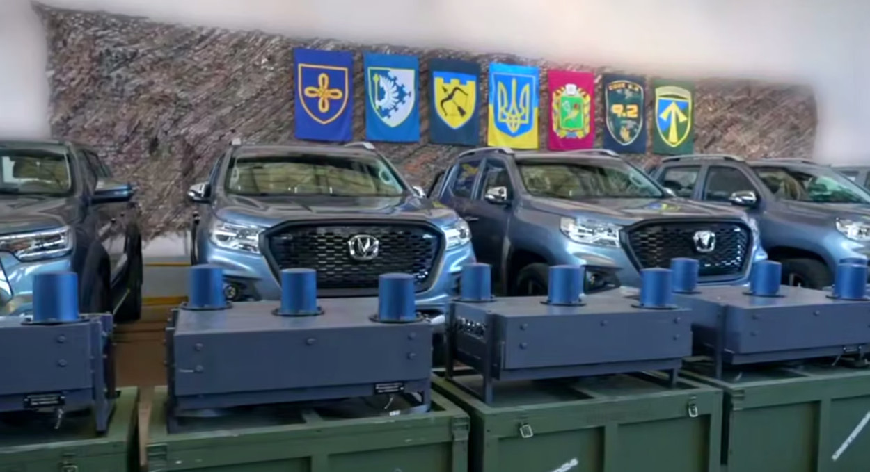 Пикапы, Toyota Hilux и средства РЭБ: Харьковщина передала военным помощь на 18 млн грн