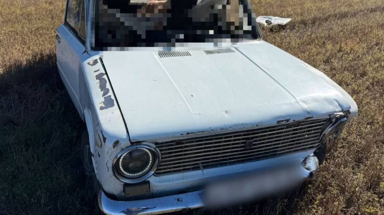 Россияне ударили FPV-дроном по автомобилю ВАЗ: водитель погиб