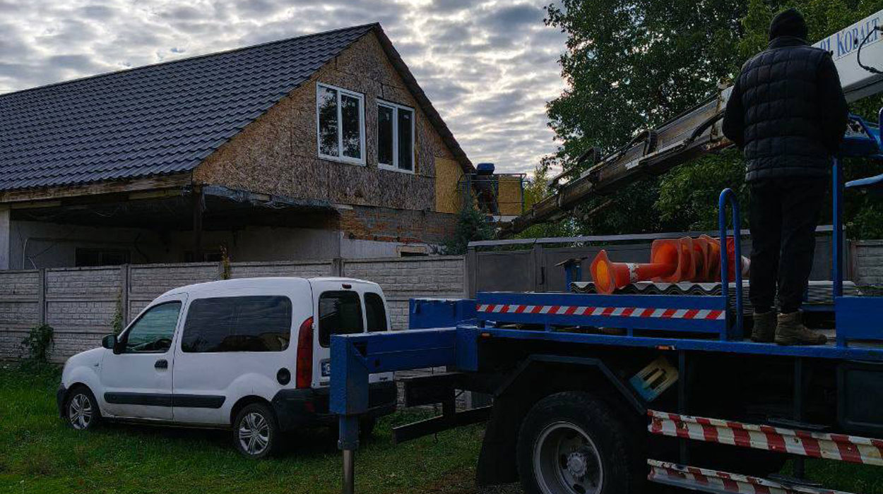 В Харькове устраняют последствия обстрелов авиабомбами