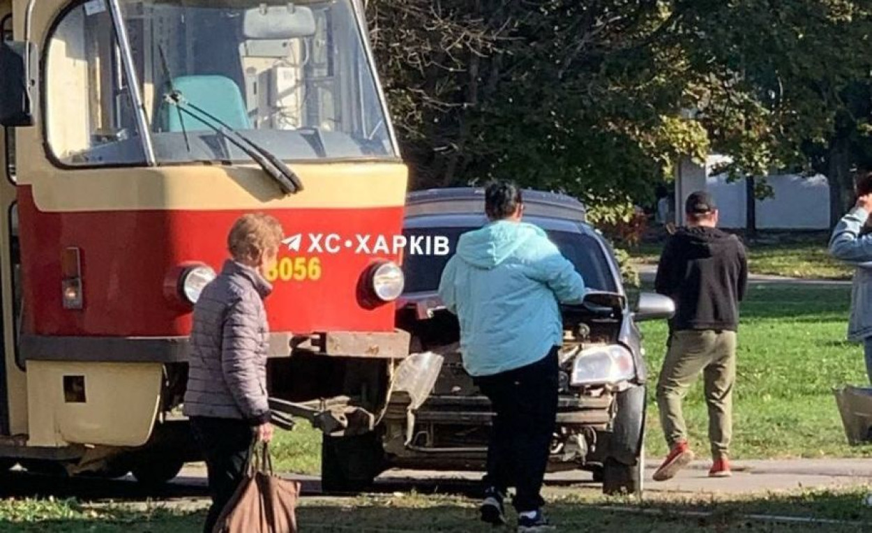В Харькове машина столкнулась с трамваем (фото)
