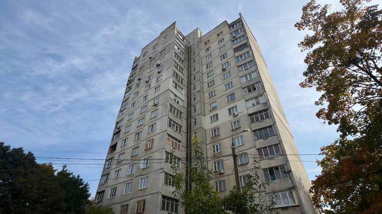 На улице Амосова в Харькове восстанавливают жилую многоэтажку
