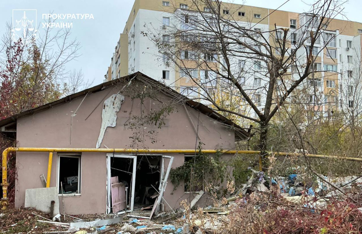 Россияне ударили по цветочному магазину в Харькове