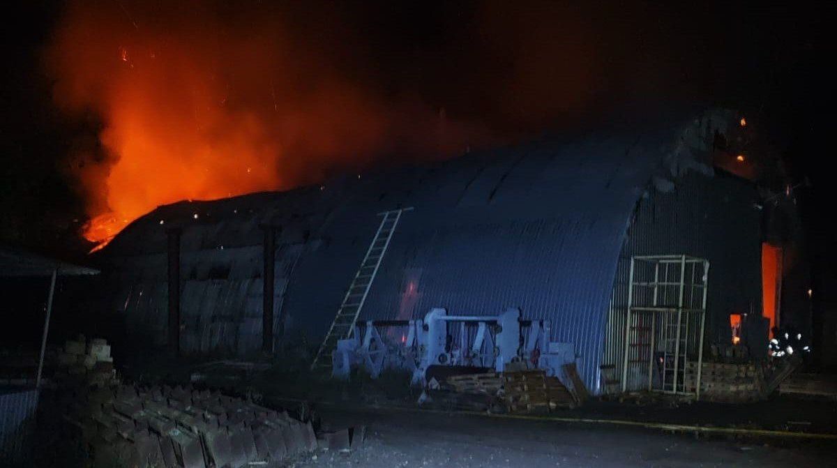 РФ ударила по предприятию в пригороде Харькова: на месте — огромный пожар (фото)