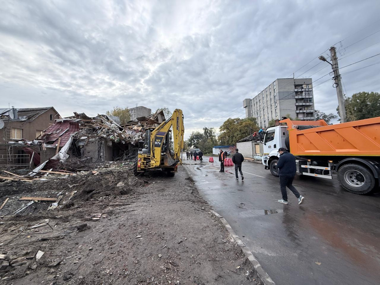 В Харькове коммунальщики убирают после ракетного удара (фото)