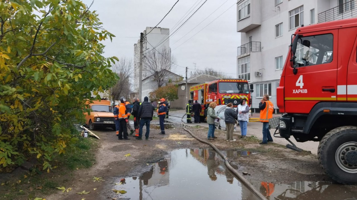 В Харькове убирают на месте удара по Основянскому району вечером 27 октября