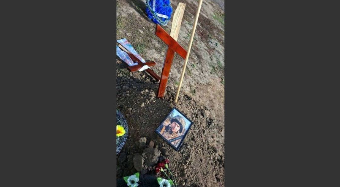 В Харьковской области вандалы разбили крест на могиле солдата (фото)