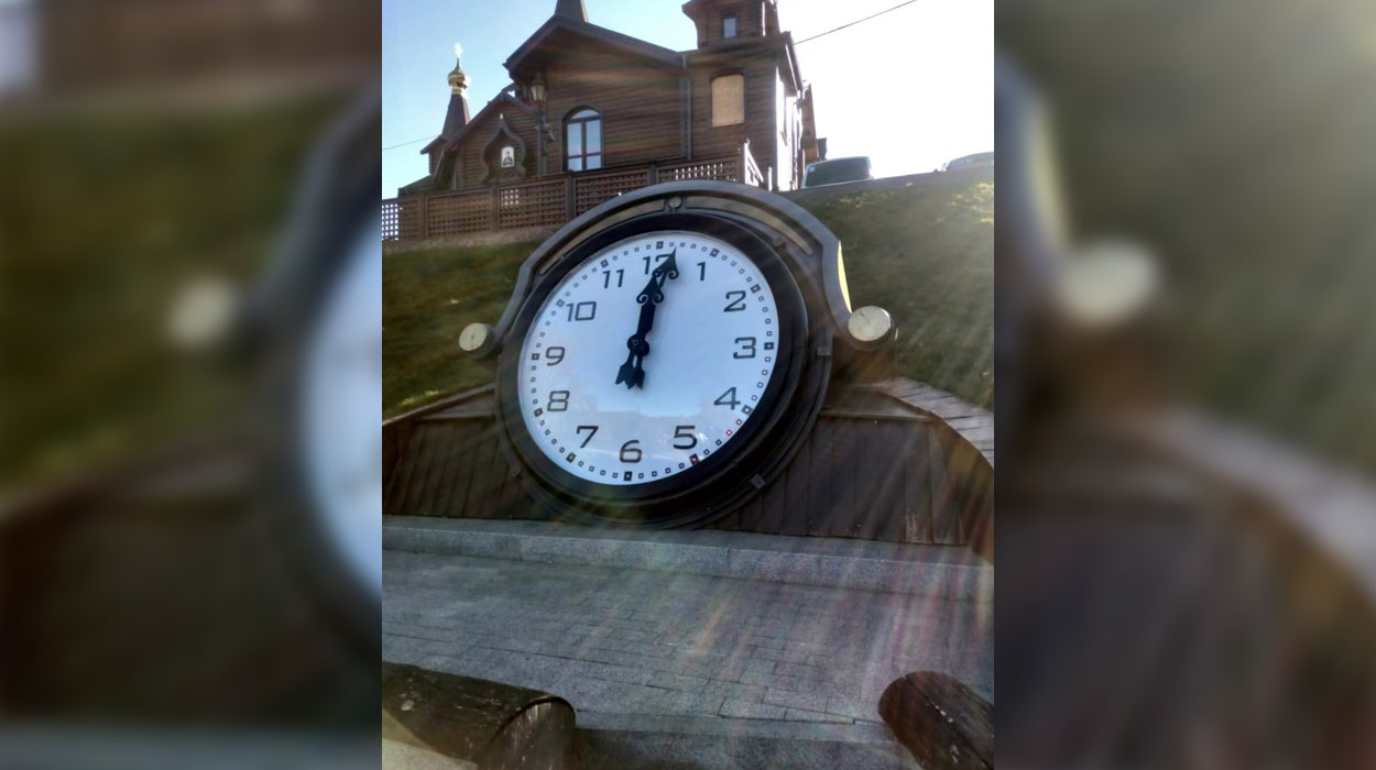 В Саржином яру установили часы, поврежденные во время взрыва