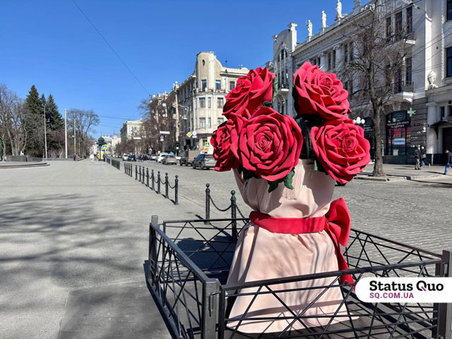 Гигантские цветы и мишка: центр Харькова украсили к весне (фоторепортаж)